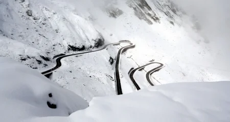 Zăpadă semnificativă pe Transfăgărășan: drumarii recomandă anvelope și echipamente adecvate sezonului rece
